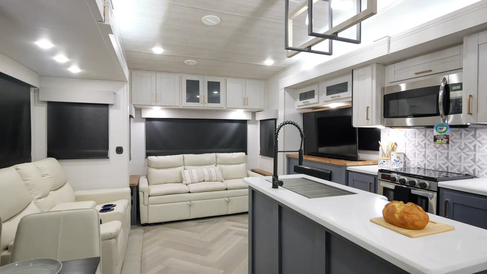 Crusader 382MBH Floorplan - Prime Time RV